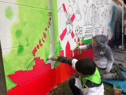kinderen tekenen op muur